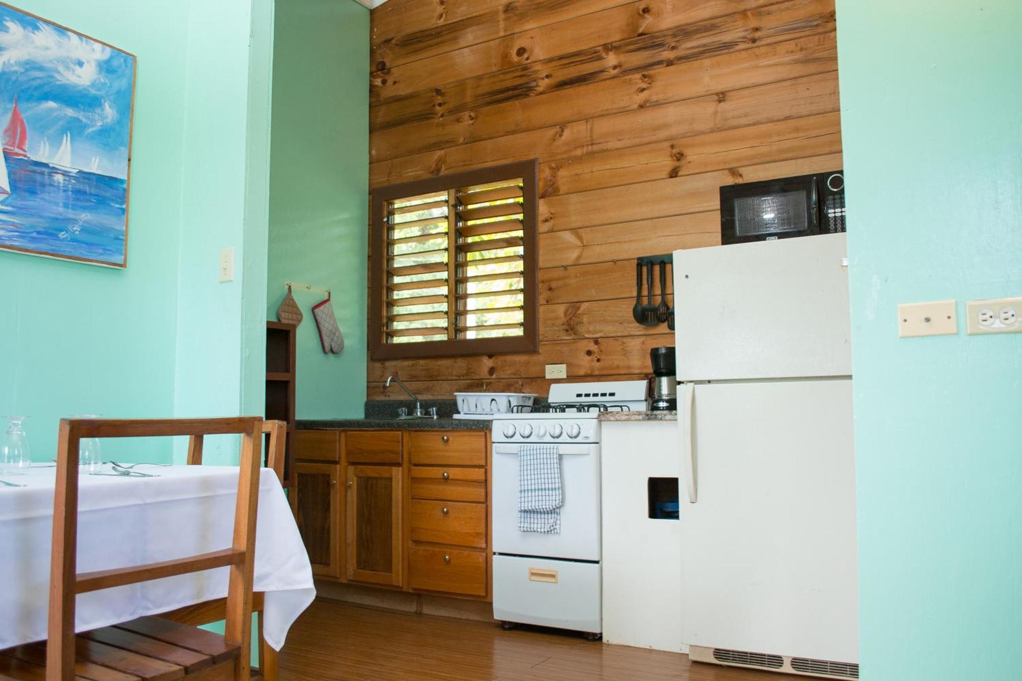 The Westender Inn Негрил Екстериор снимка