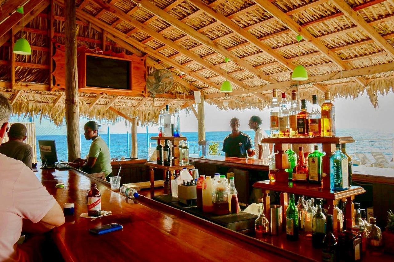 The Westender Inn Негрил Екстериор снимка