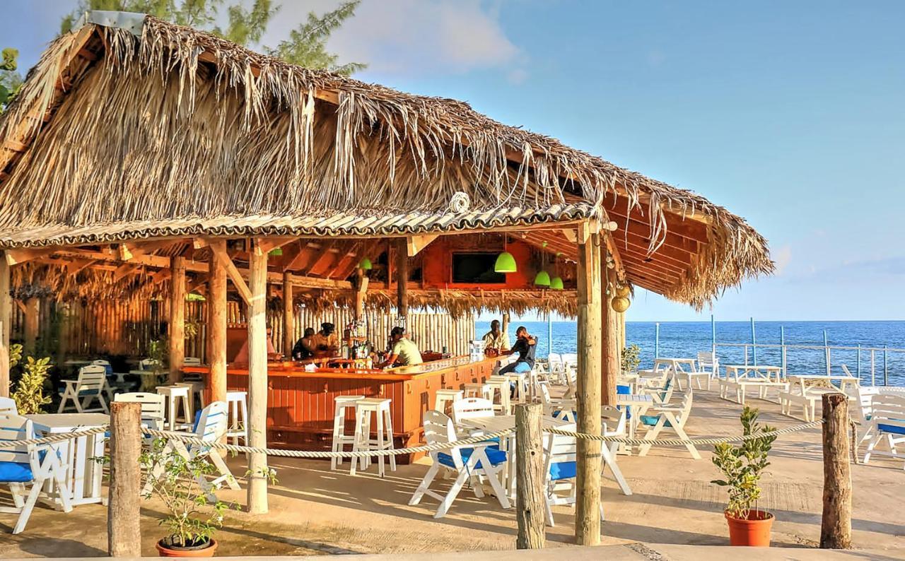 The Westender Inn Негрил Екстериор снимка