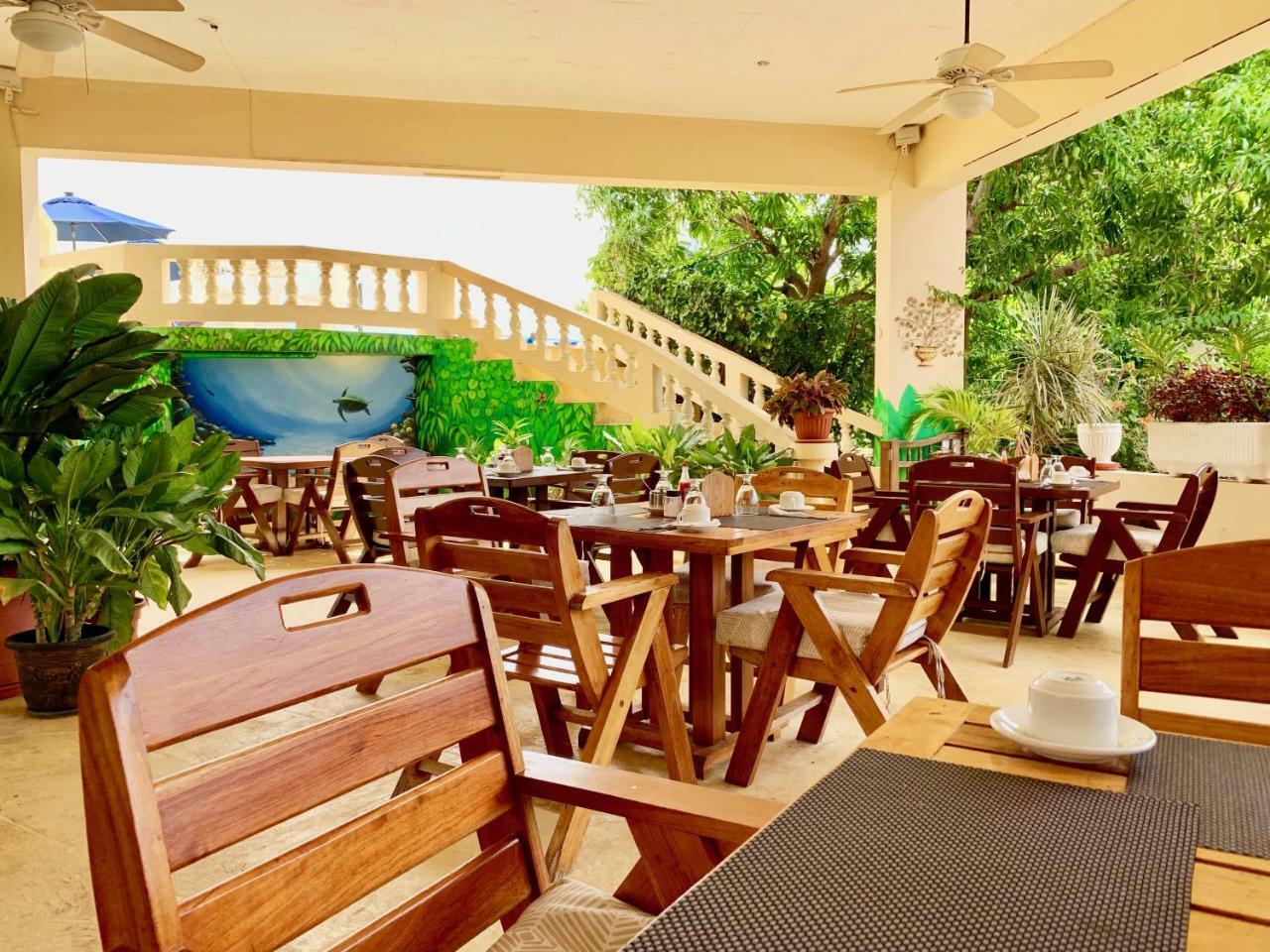 The Westender Inn Негрил Екстериор снимка
