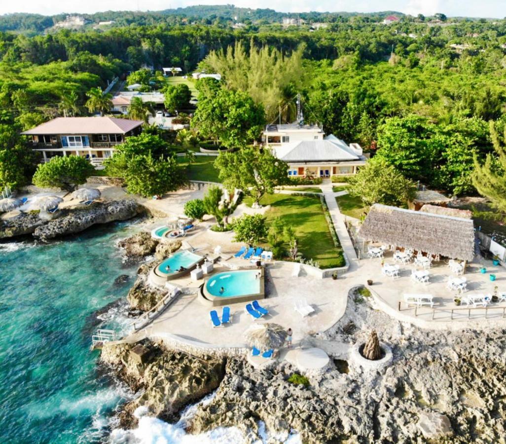 The Westender Inn Негрил Екстериор снимка