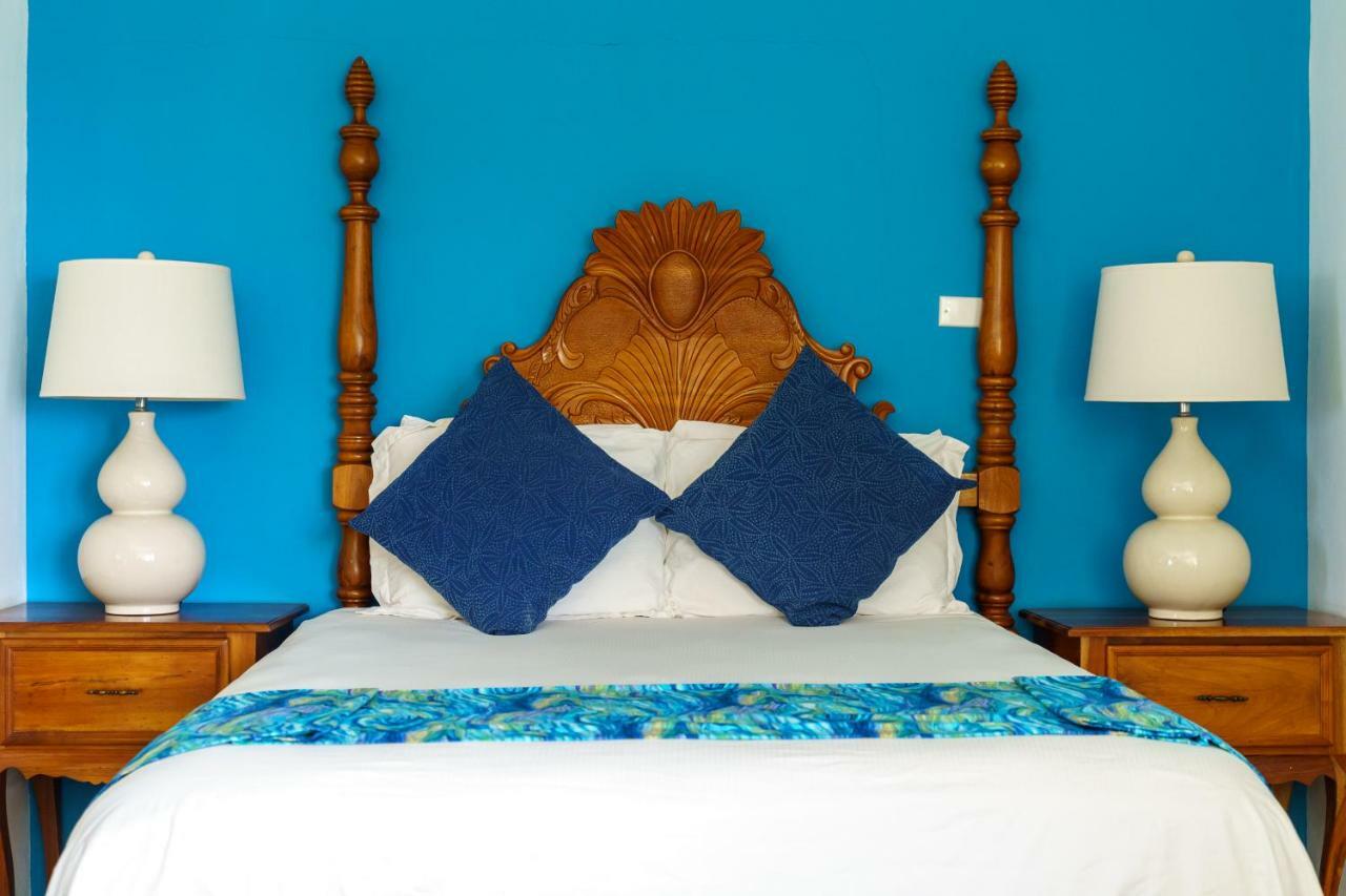 The Westender Inn Негрил Екстериор снимка