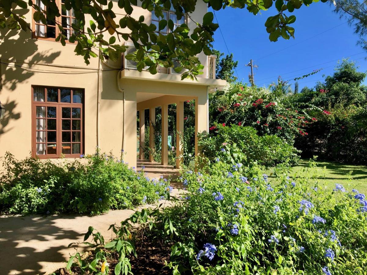 The Westender Inn Негрил Екстериор снимка