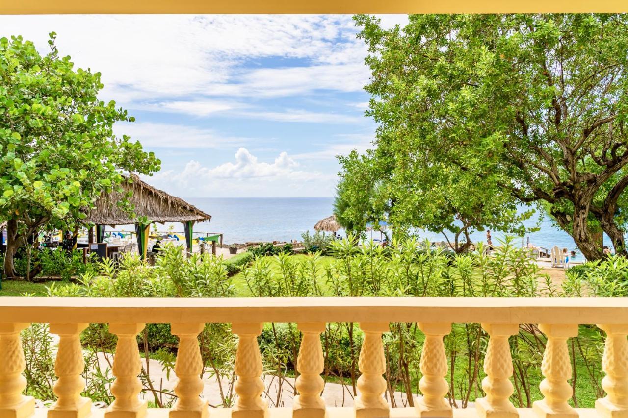 The Westender Inn Негрил Екстериор снимка